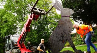 Vorbereitungen für „Höxter leuchtet“: Metallkunstwerke werden am Wall aufgebaut