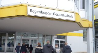 Eingetretene Türen, beschmierte Wände: Vandalismus an Spenger Gesamtschultoiletten