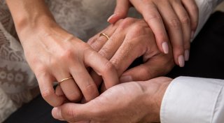 Nach Heirat: Wann von einer Versorgungsehe auszugehen ist