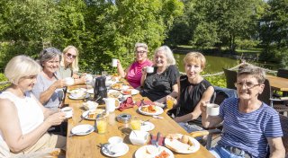 Sommerliches Frühstück im und vor dem Restaurant 1802 in Bielefeld