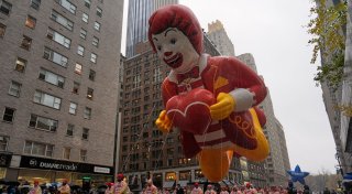 Pitschnasse Thanksgiving-Parade schwebt durch New York