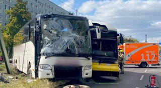 Tram und Reisebus stoßen in Mitte zusammen - Fahrer verletzt
