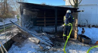 Feuerwehr löscht Brand in Borgentreicher Hühnerstall