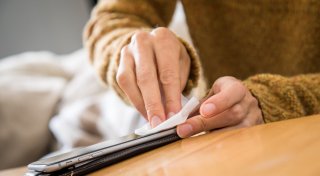 Schmutz weg: Smartphones und Notebooks richtig reinigen