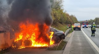 Rauchsäule über der A33: Auto steht nach Unfall bei Borchen in Flammen