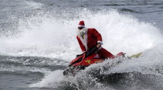 Weihnachtsmann rettet Badegäste in Rio de Janeiro