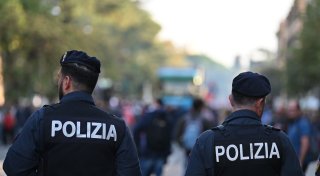 Fußball-Ultras stoppen fahrenden Zug: Elf Verletzte