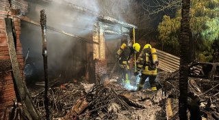 Drei Autos brennen in der Nacht in Enger - Feuerwehr verhindert Schlimmeres