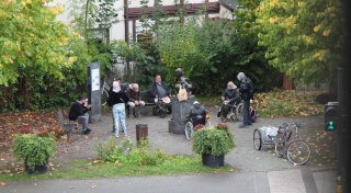 Alkohol, Pöbeleien und Nackte: So ist die Situation am Hasselter Platz in Detmold