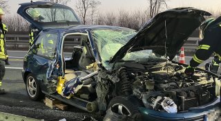 Auto und Transporter-Gespann kollidieren auf der A44 in Bad Wünnenberg