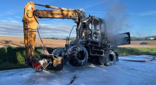 Brennender Bagger: B1 in Barntrup bei Blomberg noch stundenlang gesperrt