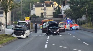 Frau und Kinder verletzt: Schwerer Unfall auf der Paderborner Straße in Detmold