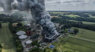 Riesige Rauchsäule im Kreis Gütersloh: Feuerwehr löscht Großbrand bei Unternehmen