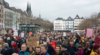 Zehntausende Menschen protestieren gegen rechts - allein in Köln sind es 40.000