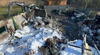 Feuerwehr im Einsatz: Großalarm wegen Carport-Brand in Rahden