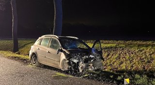 Unfall im Kreis Gütersloh: 22-Jähriger kollidiert mit einem Baum und wird verletzt