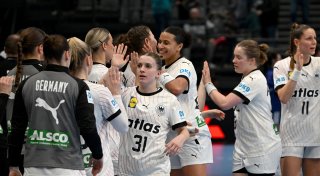 Angst vor Blutflecken: Handballerinnen wollen dunkle Hosen