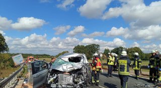 Frontalzusammenstoß mit Lkw: Autofahrer in Vlotho schwer verletzt