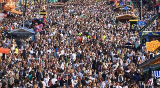 Zweiter Wiesntag startet mit Trachtenzug - Traumwetter