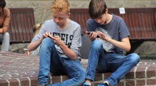 Hass und Gewalt in Kinderhänden: Paderborn diskutiert über Handyverbot an Schulen
