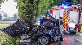 Tödlicher Unfall bei Regen: Autofahrer aus Lemgo prallt an Bielefelder Allee gegen Baum