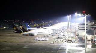 Verspätete Passagiere laufen auf Flugfeld - Strafverfahren