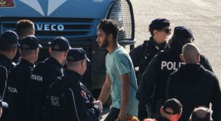 Erste Migranten in Italiens Lagern in Albanien angekommen