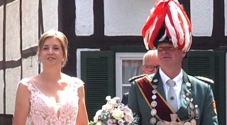 Prächtige Kleider und schwungvolle Fahnen beim Schützenfest in Herste