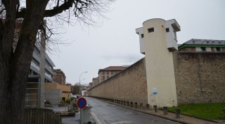 Frankreichs Polizei beschlagnahmt Mini-Handys hinter Gittern
