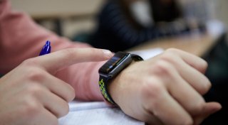 Smartwatches im Unterricht verbieten? Das sagen Gütersloher Schulen dazu