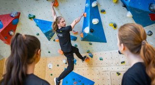 Freizeitspaß in Bielefeld im Test: Bouldern und Klettern trotz Höhenangst