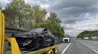 Unfall auf der A2 bei Bielefeld - Porsche und Lkw beteiligt