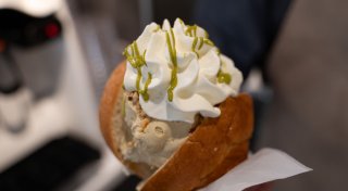 Sommertrend '25? Eis im Brioche-Brötchen