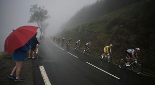 Teamauto erfasst Zuschauer - Tour-Jury bestraft Fahrer