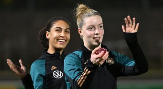 Weitere Fußball-Nationalspielerin verlängert beim FC Bayern