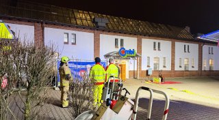 Feuerwehr überprüft Supermarkt am Paderborner Rolandsweg