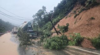Erdrutsch begräbt Reisebus in Vietnam - sechs Tote
