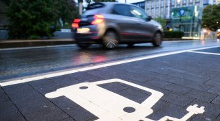 Ein Unfall mit E-Auto kostet mehr als mit Verbrenner - noch