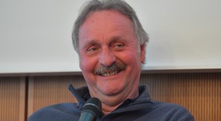 Kult-Trainer Peter Neururer verrät bei einem Event des FC Gütersloh kuriose Verhandlungen