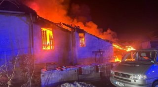 Feuerwehr löscht brennende Werkstatt bei Salz­kot­ten - Brandursache steht fest