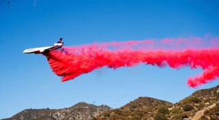 Kampf gegen Feuer: Starkwinde erschweren Großeinsatz in L.A.