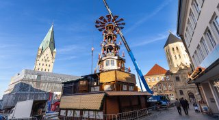 Weihnachtsmarkt rückt näher: Die Paderborner Weihnachtspyramide steht schon