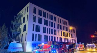 Paderborner Feuerwehr löscht Brand an Bahnhofstraße