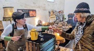 Kunst und Kulinarik: Markt im Schatten von Beverunger Schloss läutet Herbst ein