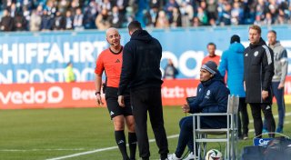 „Extrem respektlos“: Arminia Bielefelds Trainer im Clinch mit dem Schiedsrichter