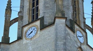 Jetzt schon in der Winterzeit? Kirchturmuhr in Gütersloh tickt nicht richtig
