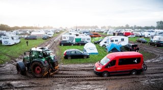 So kommen festgefahrene Autos und Camper aus dem Matsch