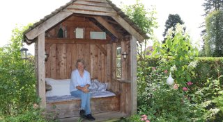 Löhnerin erschafft riesigen Traumgarten mit großem Teich und seltenen Pflanzen