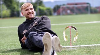 Malle, Mikrofon, Magenta: Wie Keanu Reimler aus Hille im Fernsehen durchstartet