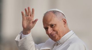 Papst Leo XIV. für erste Auslandsreise in Türkei gelandet